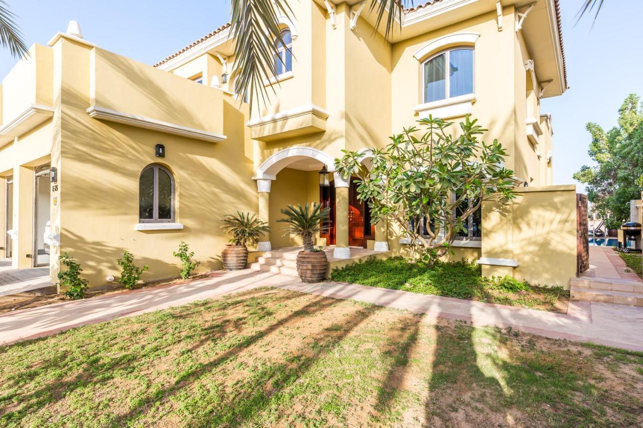 Chic 4Br Villa With Assistant Room And Private Pool On Palm Jumeirah By Deluxe Holiday Homes Dubai Exterior foto